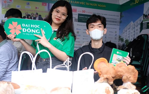 Sinh Viên Ngành Nông Nghiệp Giao Lưu Với Học Sinh Trường THPT Sơn Trà (Đà Nẵng)