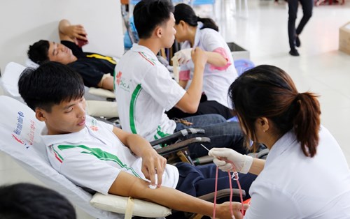 Ngày hội hiến máu tình nguyện tại Đại học Đông Á