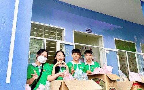 Sinh Viên Khoa Thực Phẩm Với Nghĩa Cử Đẹp Trong Dịp Tết Trung Thu 2023