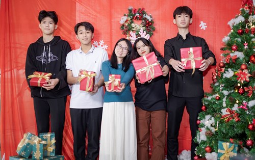 Sinh viên và giảng viên lớp Nông nghiệp công nghệ cao chụp ảnh gây quỹ thiện nguyện nhân dịp Noel 