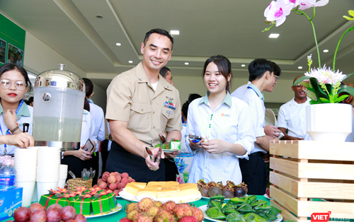 Một Buổi Giao Lưu Đầy Cảm Xúc Giữa Sinh Viên Trường Đại Học Đông Á Và Thuỷ Thủ Đội Tàu Sân Bay USS Ronald Reagan - Hải Quân Hoa Kỳ