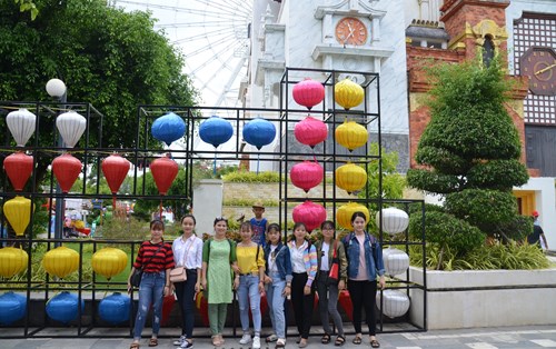 Tân sinh viên FT18A1.1 khám phá Asian Park Đà Nẵng